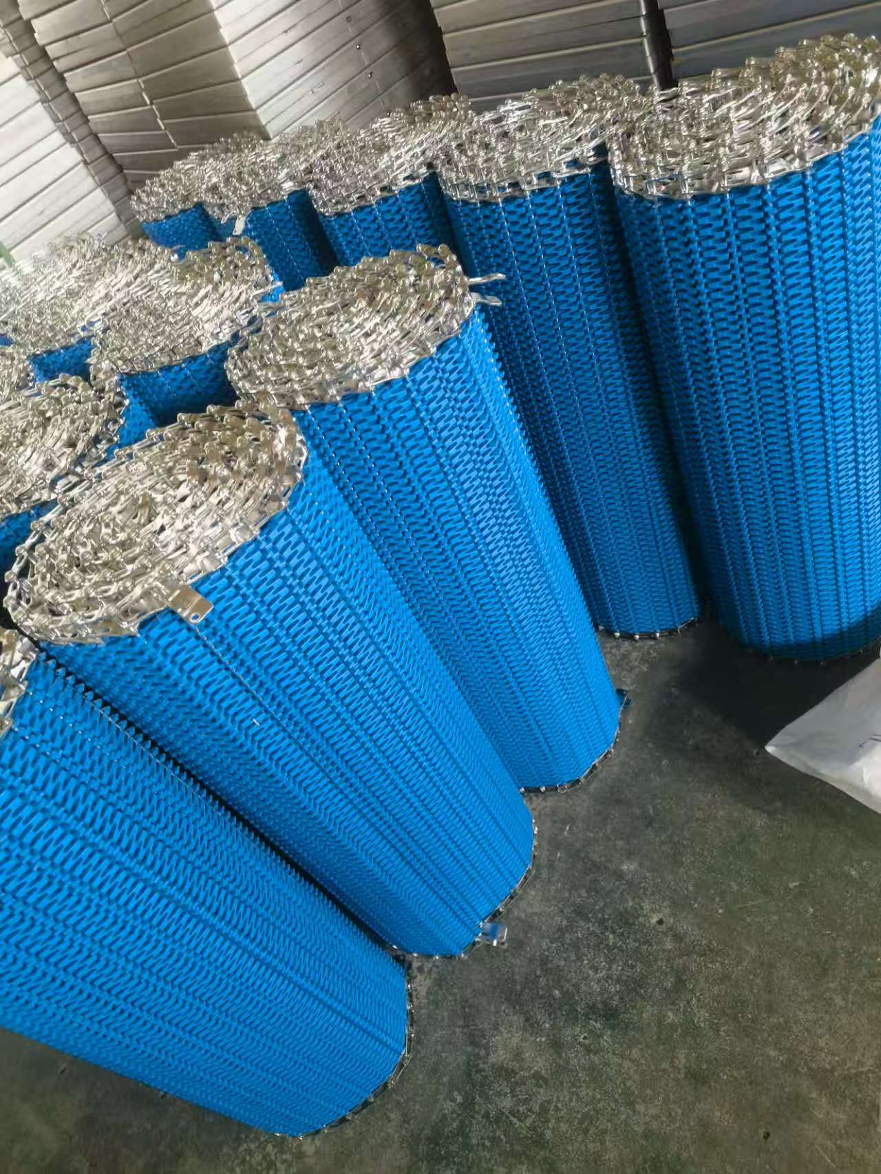 塑料輸送機 廠(chǎng)家來(lái)圖定制 塑料鏈板提升機 清洗蔬果流水線(xiàn) 物流用